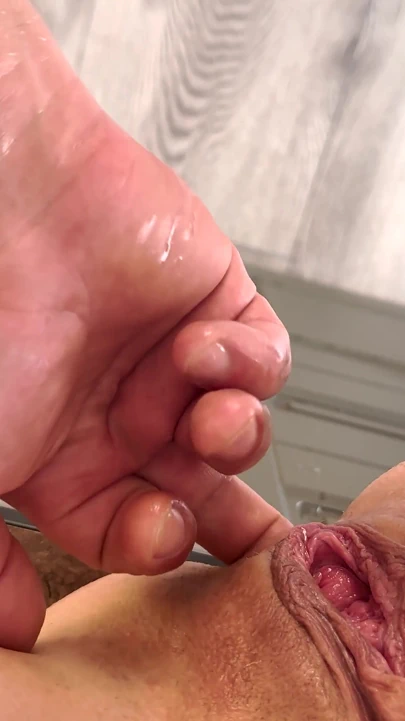 Gerçek bir ihanet! Evli Milf Kocası İçin Video Çekiyor, Yabancı Onu Her İki Delikte De Sevişiyor