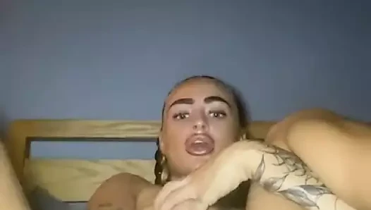 Büyük memeli İskoç gotik sürtük kendini sert parmaklıyor