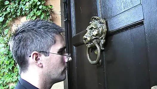 Büyük yaraklı günahkar bir rahip büyük memeli bir fahişeyi sikiyor... Çok heyecan verici!!