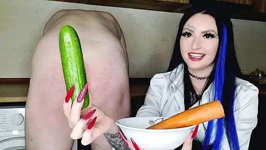 Dominatrix Nika ile yemek pişirin. Sahibe kölenin anüs için havuç ve salatalık hazırladı. Sebzelerle göt mastürbasyonu.