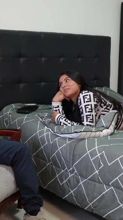 İlk kez yalnız kaldık ve üvey erkek kardeşimi sikmeyi bitirdik | Klip 1