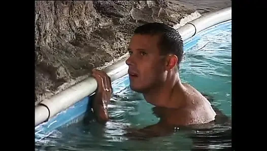 Genç zenci kız büyük yarakla dev göğüslerine sikiliyor ve boşalıyor