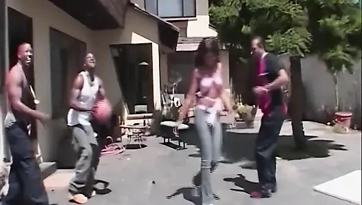 Zenci hatun açık havada grup sekste birden fazla zenci adamla sikişiyor