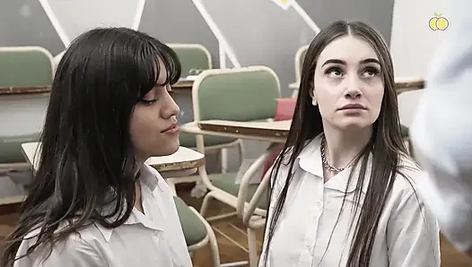 Instituto Limón Bölüm 1 Matematik Öğretmeni, İki Sınıf Arkadaşına Çok Özel Bir Şekilde Paylaşmayı Öğretiyor