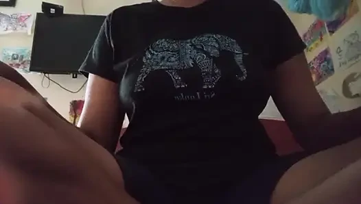 Tombul tombul vikkyy banyoda dildoya biniyor ıslak amcık ve sulu göğüsler