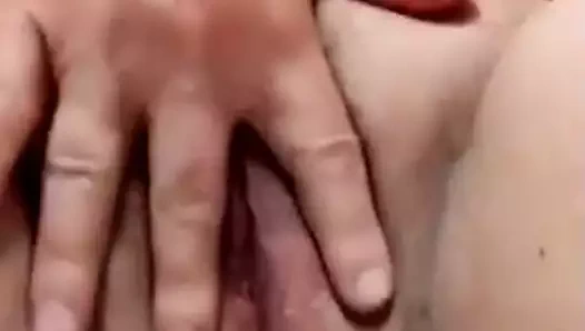 Madura acariciando su deliciosa 9