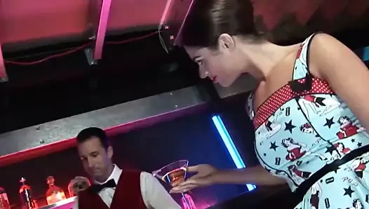 EDWIGE SODOMISEE AU BAR DU MANOIR