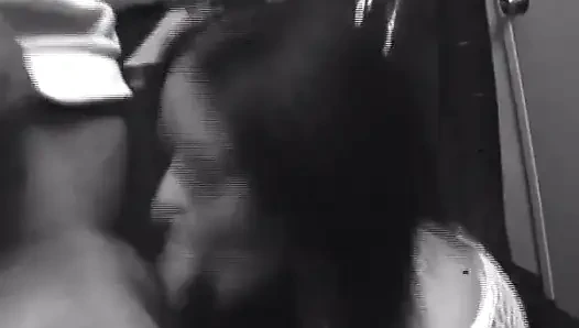 Fileli baştan çıkarıcı esmer sahne arkasında yarak emiyor ve amcığını yalıyor