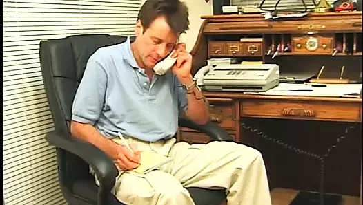 Siyah sürtük beyaz adam tarafından götten sikiliyor ve hem yalıyor hem de götünü oyuncaklarla dolduruyor