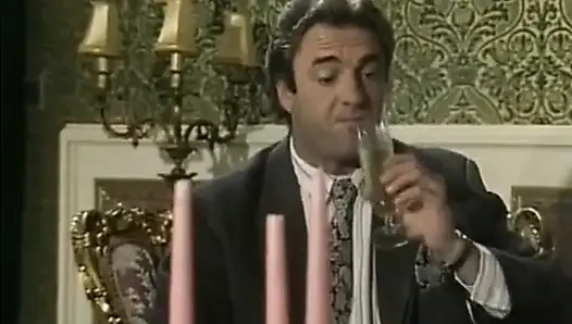 Tombul Alman sürtük büyük bir dildoya binmeyi ne kadar sevdiğini gösteriyor