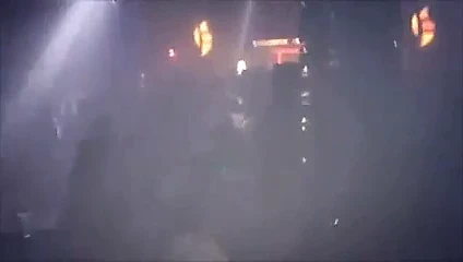 Alışveriş yapan ve dans eden gençler