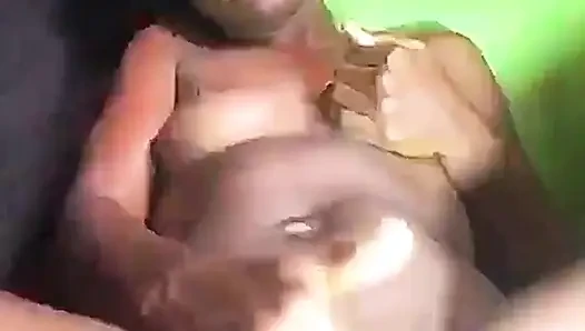 Chidinma mastürbasyon yapıyor ve ağzına boşalana kadar beni emiyor