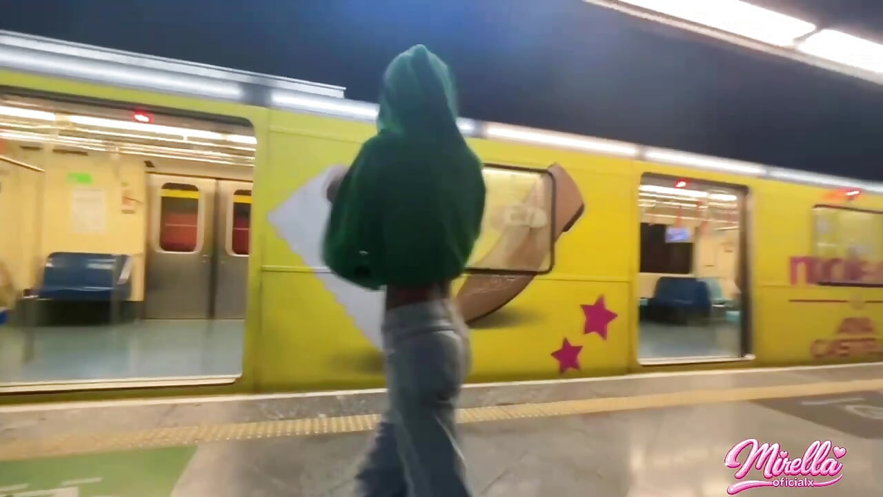 Ses işaretini görmeye dayanamıyor ve beni São Paulo metrosunun içine çekti