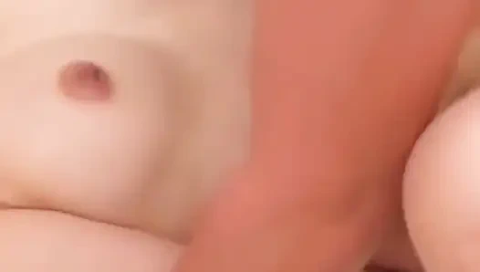 Minyon Asyalı Lulu Wild derin emiyor, sert sikiliyor ve çiğ dölleniyor