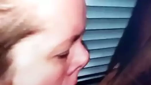 Seksi kızıl saçlı büyük siyah yarağı emiyor