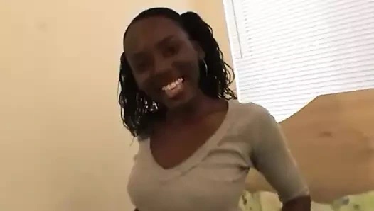 Seksi zenci genç sürtük mastürbasyon yapıyor