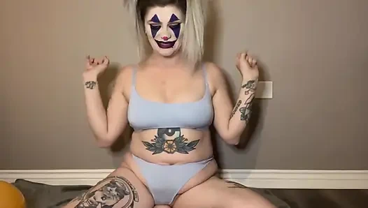 Ditzy palyaço kız balon ve striptizden hıçkırık alıyor