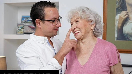 ADULT TIME - 70 yaşındaki nine büyük kıllı amında bir yarak istiyor!