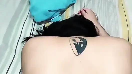 Komşum beni tıkaçla sikiyor ve sonunda götüme boşalıyor