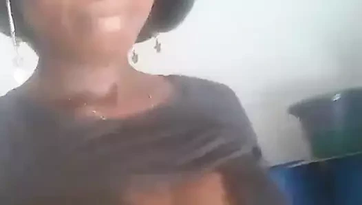 Sandrine montre ses Seins a son Binguiste