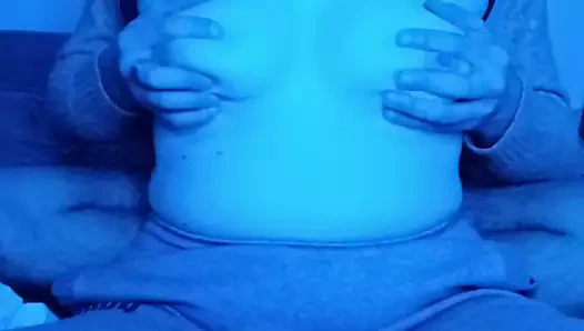 Uyumadan önce meme uçlarımı okşamayı seviyorum