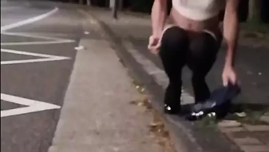 Kız öğrenci bella gece geç saatlerde sokakta boşalıyor