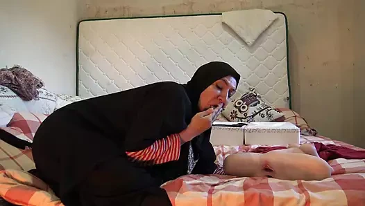 Bu Müslüman kadın deli!! Üvey kızıyla lezbiyen seks yapmak istiyor !!