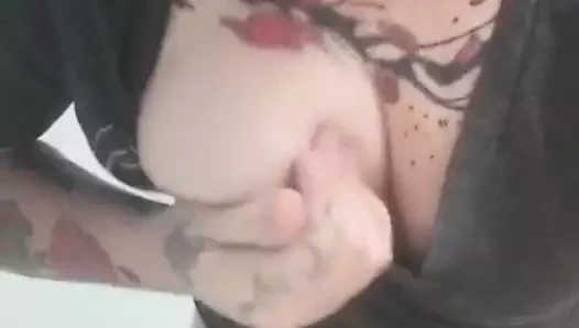 Dövmeli kız vücudunu sergiliyor