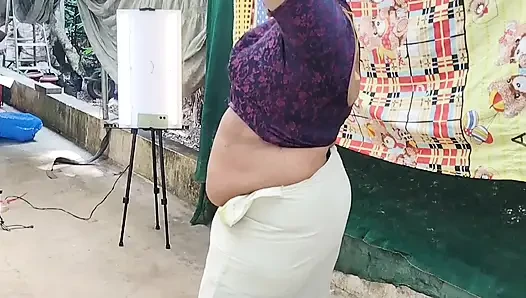 Geleneksel kerala tarzı giyinmiş yenge büyük seksi göğüslerini gösteriyor, üstsüz yürüyor