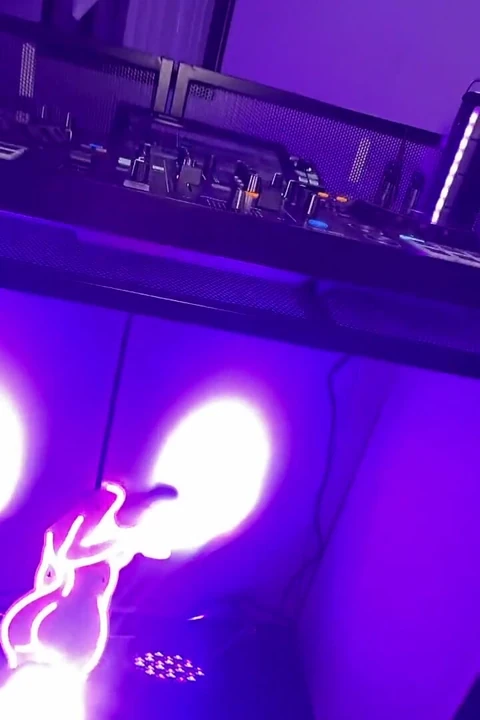 Götüme boşalana kadar ateşli dj'lerin yarağına biniyorum