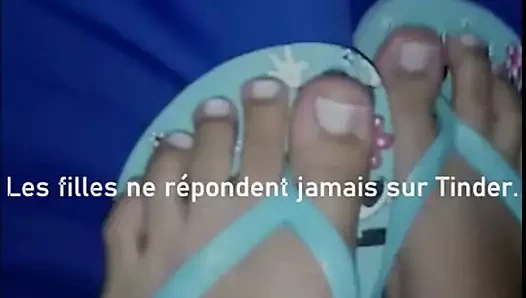 Ma copine me branle avec ses pieds, sublime