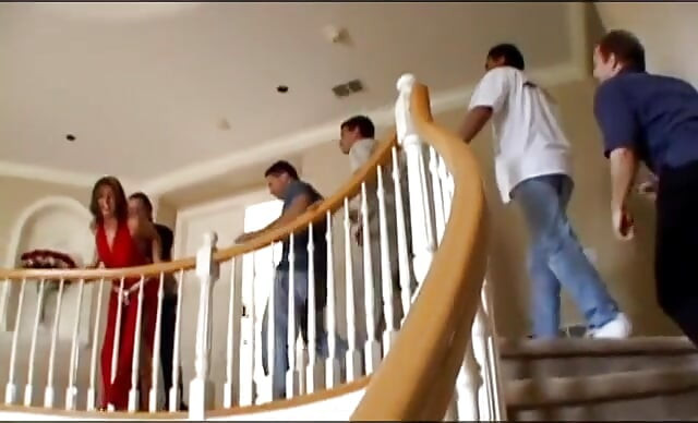 Büyük memeli fahişe delikanlılar tarafından sert sikiliyor ve bir tabağa döl yiyor