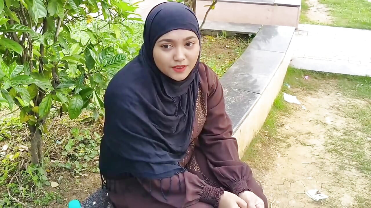 Poor Muslim Hijab Girl Paise Ke Liye Porn Video producer Se Chud gyi, Outdoor Garden Sex in Hindi