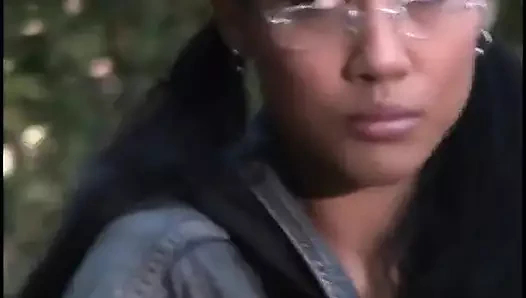 Ayakkabılı saucy asain hoe sakso çekiyor, sonra açık havada büyük kahverengi sert ereksiyona biniyor