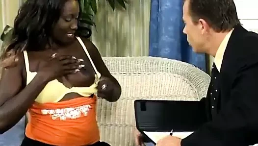 güzel Afrika bebeğim pompalanan içinde plaj