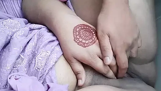 Hintli seksi kız texi sürücüsüyle sikişiyor. Hintli yolcu arabada açık havada sikişiyor süper oral seks taksi şoförü. Roshni-Atif