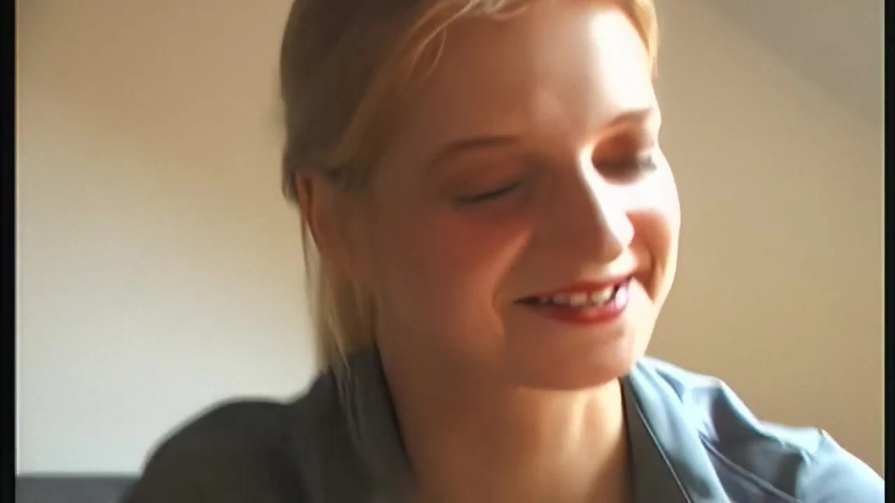 Tóc vàng với bộ ngực to tự cọ xát mình trên cái lồn ẩm ướt của cô ấy