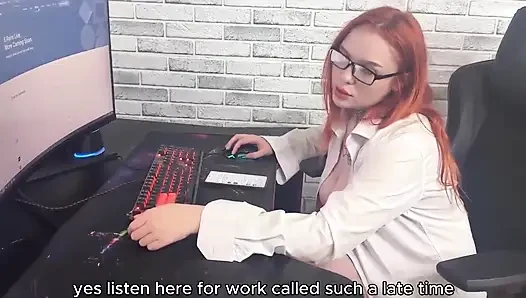 Üvey annem çalışırken beni uyandırdı ve bana ticaret yapmayı öğretti. Seksi çalışma atmosferi.:s1e26
