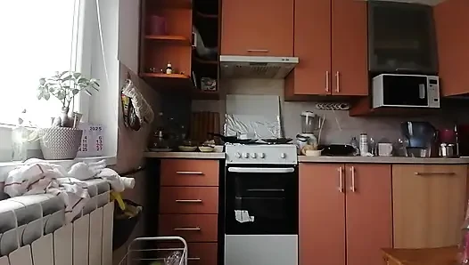 Seksi Çıplak Kadın Mutfakta Yemek Hazırlıyor.