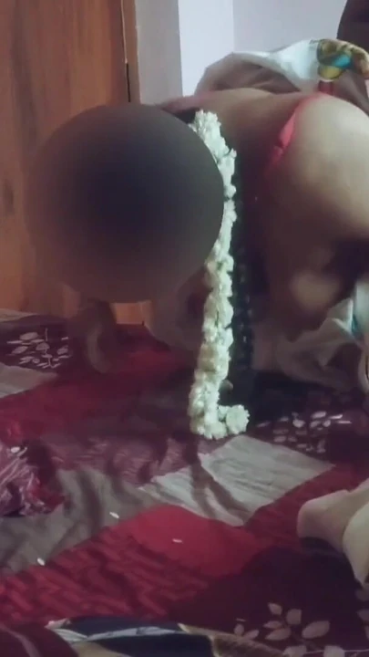 Знаковый момент из "Индийскую жену с большой грудью Sreeja в сексуальном красном Ba и сари трахнул киску пальцами и жестко трахнул ее сосед"