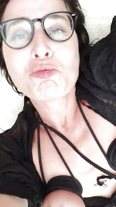 Orta yaşlı seksi kadın açık havada lovense ile oynuyor ve çok fışkırtıyor