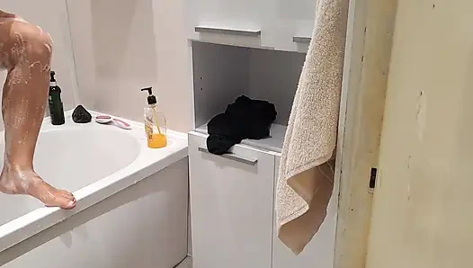 Genç üvey kız kardeşimi arıyorum ve mastürbasyon