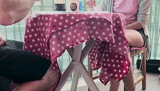 İtalyan çift derin dölleme yedikten sonra masanın altında sakso çekiyor bakış açısı