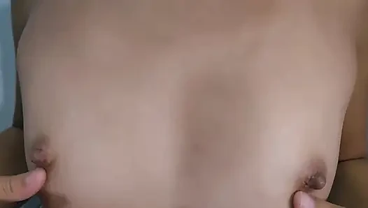 Erotik meme uçlarına dokunuyor