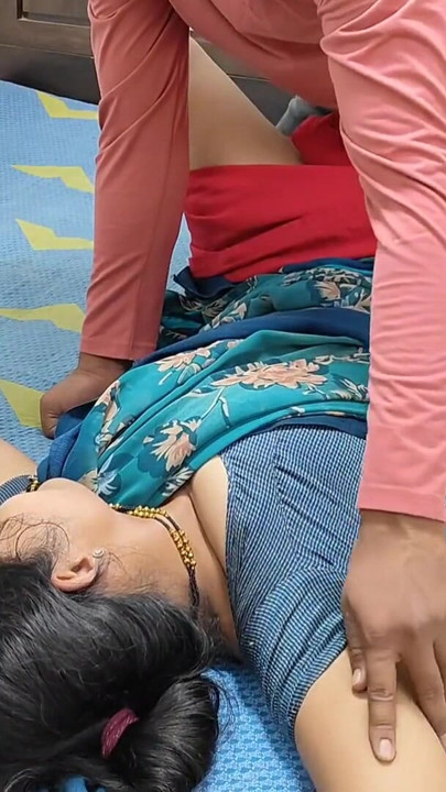 Komal tanımadan insanların tarlasında ağlıyor, sonra onu eve getirdi ve sikildi | Klip 1
