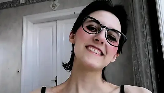 Üvey kız kardeş sikişen üvey erkek kardeşine işkence ediyor