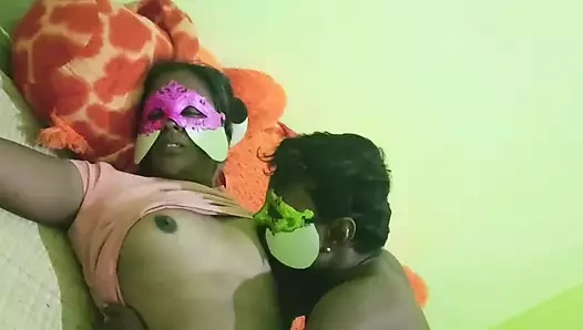 Hintli çiftler romantizm ve güzel bir öpüşme