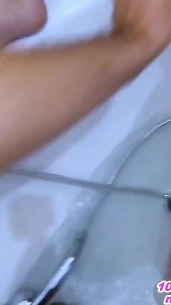 Потрясающий момент от "Извращенный трах мочи в ванне с немецкой юной шлюшкой в любительском видео"