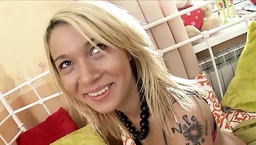 Ateşli sarışın her iki delikten de sikiliyor