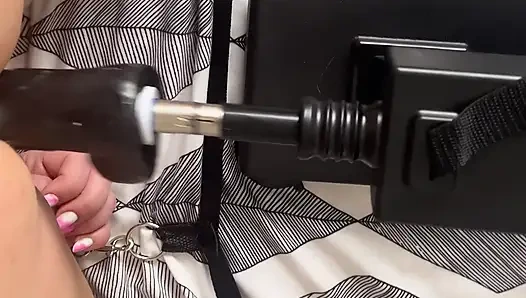 Gırtlağına kadar alıyor ve sakso çekiyor - bdsm